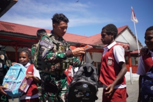 Semangat Pendidikan Untuk Anak-anak Papua Satgas Yonif 743/PSY Berbagi Perlengkapan Sekolah