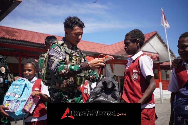 Semangat Pendidikan Untuk Anak-anak Papua Satgas Yonif 743/PSY Berbagi Perlengkapan Sekolah