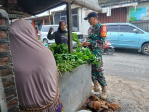 Dukung Program Nasional, Babinsa Kodim 1620/Loteng Ajak Petani Suplai Sayur ke Dapur MBG