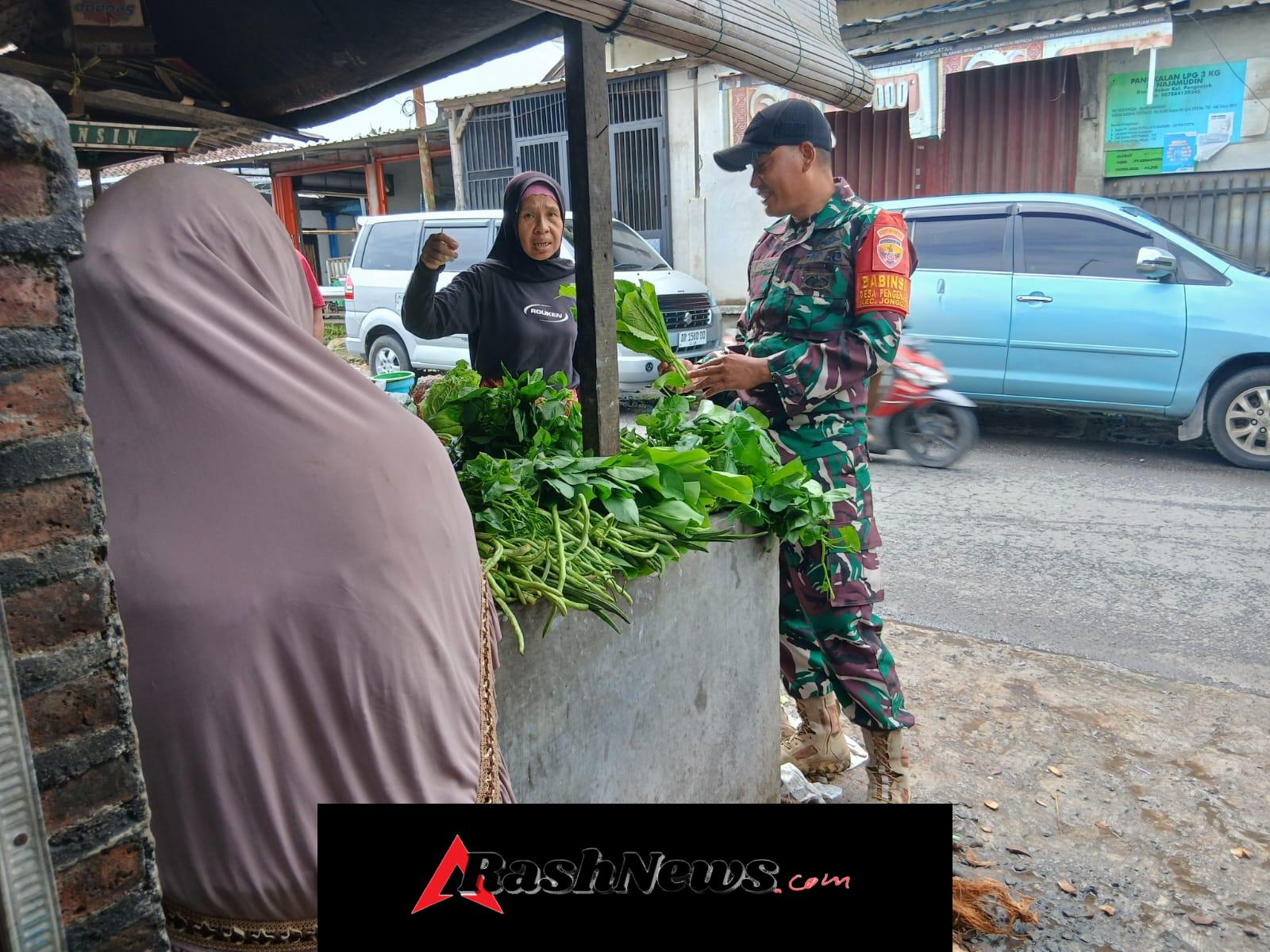 Dukung Program Nasional, Babinsa Kodim 1620/Loteng Ajak Petani Suplai Sayur ke Dapur MBG