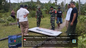 Antisipasi Ancaman Buaya, Babinsa Kodim 1603/Sikka Dampingi Pemasangan Rambu Keselamatan di Pantai Pedang