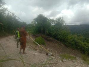 Jalan Akses Desa Kotabes Tertutup Longsor Besar