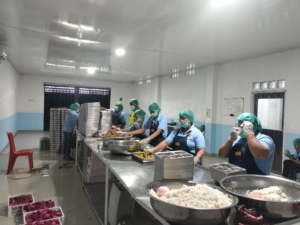 Ribuan Siswa di Kecamatan Pantai Baru Terima Makanan Bergizi dengan Pendampingan Babinsa