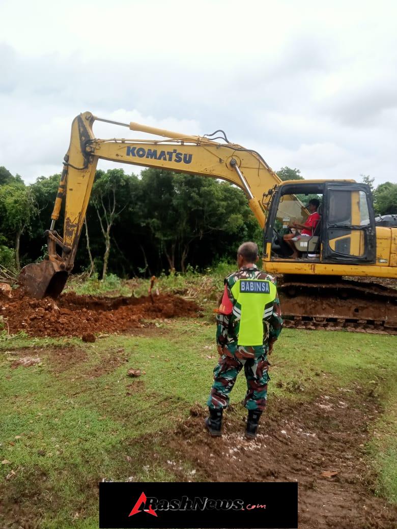 Babinsa Koramil 1627-01/Baa Laksanakan Pembersihan Lahan dan Penggalian Pondasi KDKMP di Lobalain