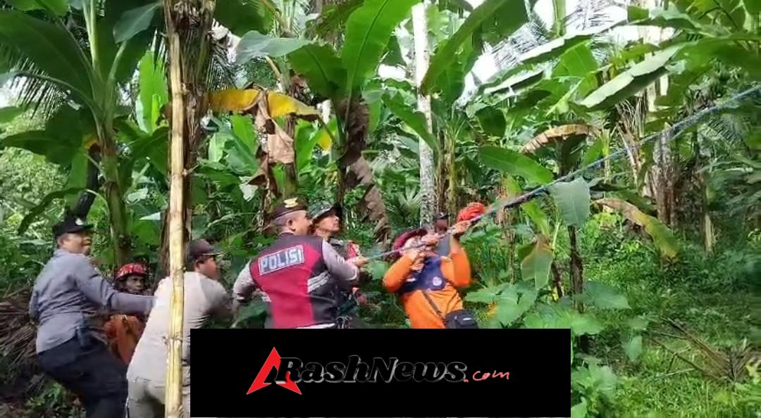 Naas, Atap Rumah Wayan Repin Tertimpa Pohon Kelapa, Babinsa Dawan Kaler Cepat Lakukan Penanganan