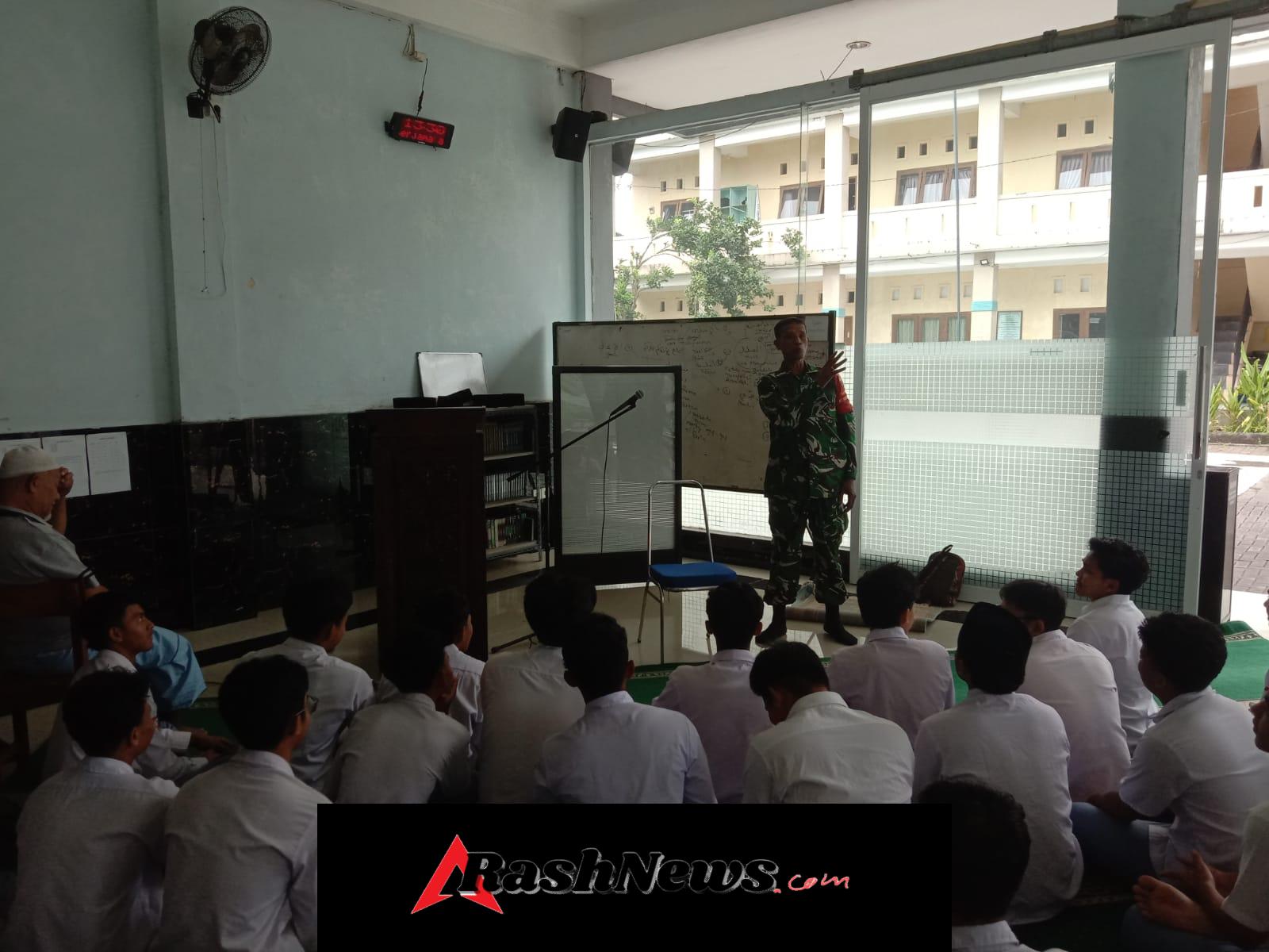 Bangkitkan Minat Santri Jadi Tentara, Serka Nyoman Suartana Sosialisasikan Rekrutmen TNI AD di Pompes Diponegoro