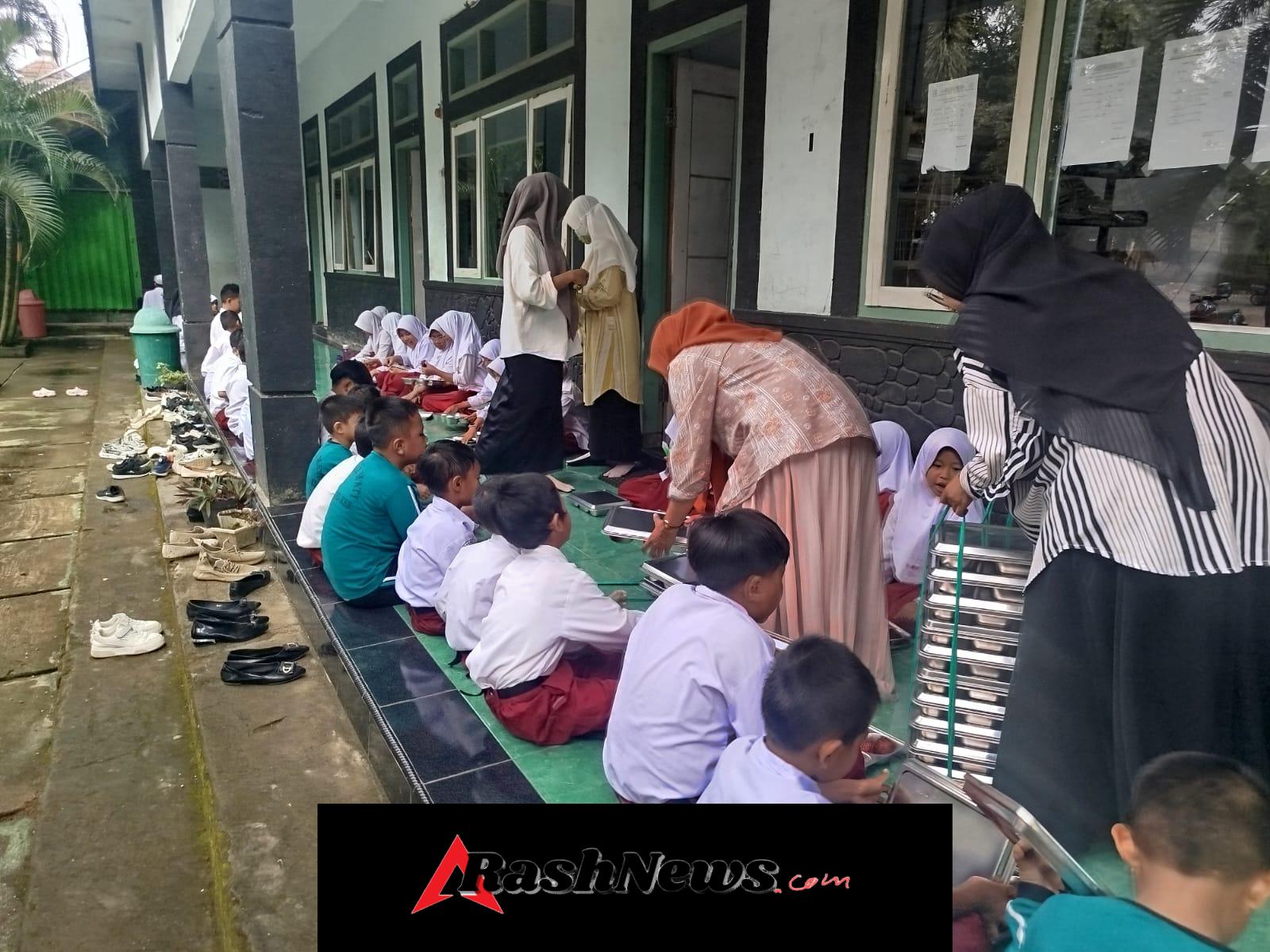 TNI AD Melalui Babinsa Koramil Taliwang Dukung Program MBG di Sumbawa Barat