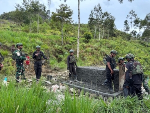 Bak Air dan Pipa Harapan Kasih Satgas Yonif 743/PSY Untuk Masyarakat Kalome