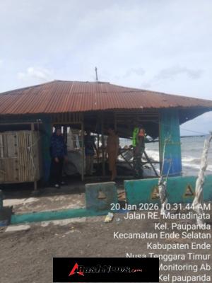 Wujud Kepedulian TNI, Babinsa Ende Selatan Pantau Abrasi Air Laut di Paupanda