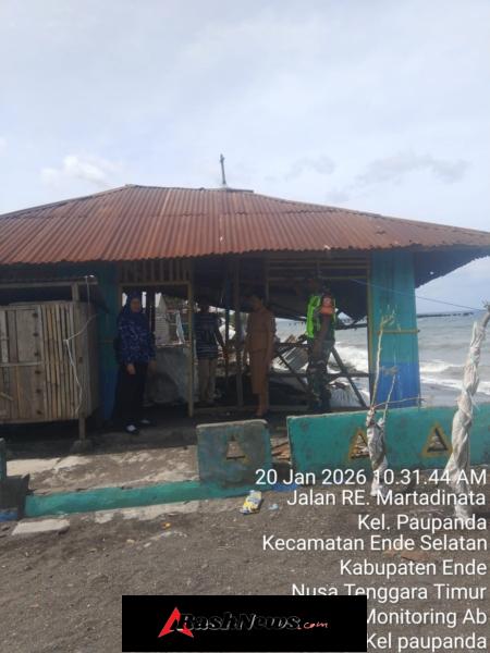 Wujud Kepedulian TNI, Babinsa Ende Selatan Pantau Abrasi Air Laut di Paupanda