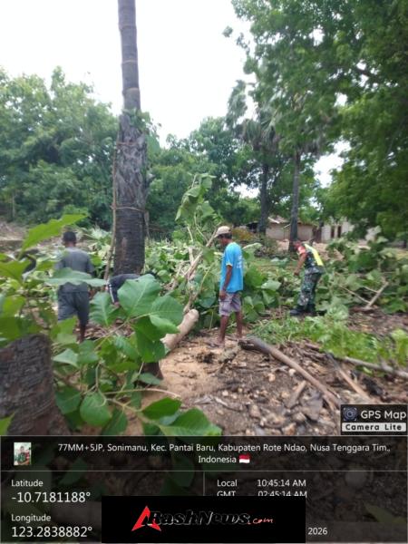 Babinsa Kodim 1627/RN Laksanakan Monitoring Wilayah dan Kerja Bakti di Lokasi KDKMP Desa Sonimanu