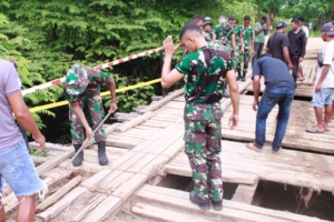 Aksi Nyata Kepedulian TNI AD, Yonif TP 834/WM Perbaiki Jembatan Pomakekeh