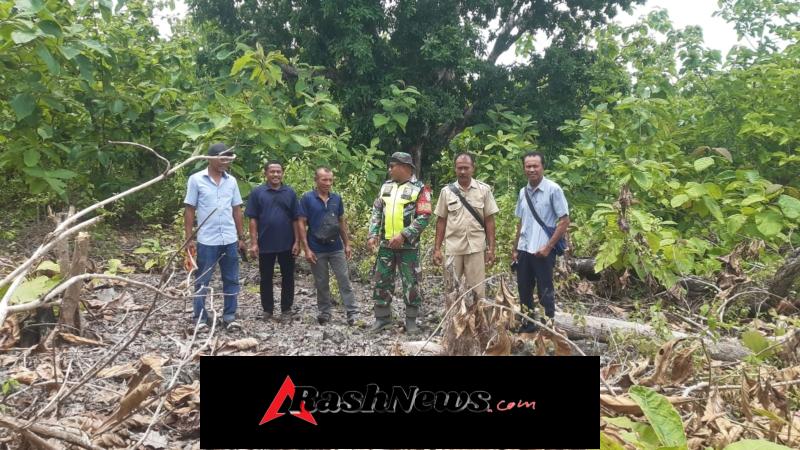 Pastikan Pembangunan KDKMP Lancar, Babinsa Lekona Lakukan Pengecekan Batas Tanah
