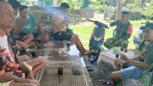 Babinsa Koramil 1627-03/Batutua Komsos dengan Warga, Sosialisasikan Koperasi Merah Putih