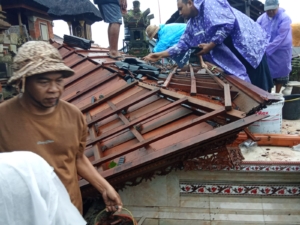 Di Tengah Bencana Puting Beliung, Babinsa Jadi Penggerak Gotong Royong Warga Batuaji