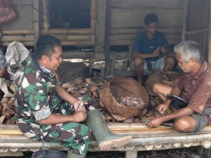 Pererat Kemanunggalan TNI-Rakyat, Babinsa Komsos di Desa Bodohula