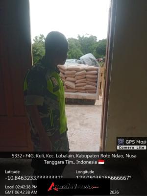 TNI AD Dukung Pembangunan Desa, Babinsa Baa Monitoring Logistik KDKMP Kuli Aisele