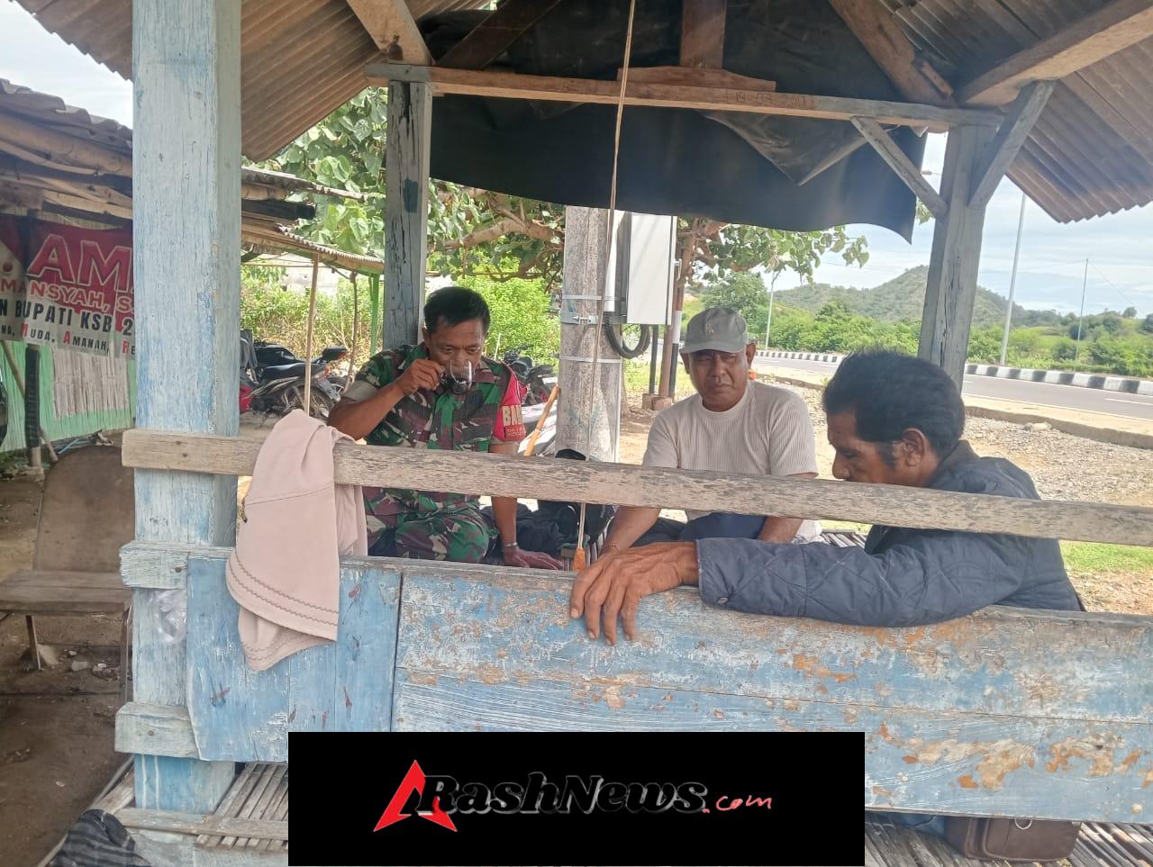 Melalui Komsos, Babinsa Koramil 1628-04/Poto Tano Perkuat Keamanan Wilayah Binaan