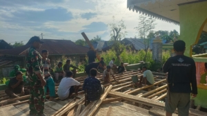 TNI dan Warga Bampalola Bersinergi Bangun Panggung MTQ XXXI