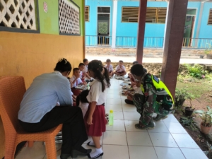 Dukung Gizi Anak Sekolah, Babinsa Koramil Pantai Baru Kawal Program Makan Bergizi Gratis