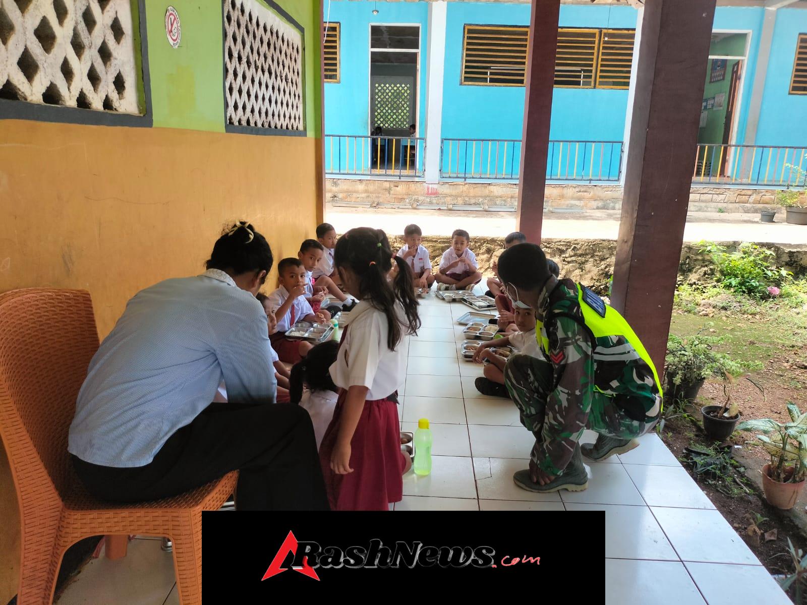 Dukung Gizi Anak Sekolah, Babinsa Koramil Pantai Baru Kawal Program Makan Bergizi Gratis