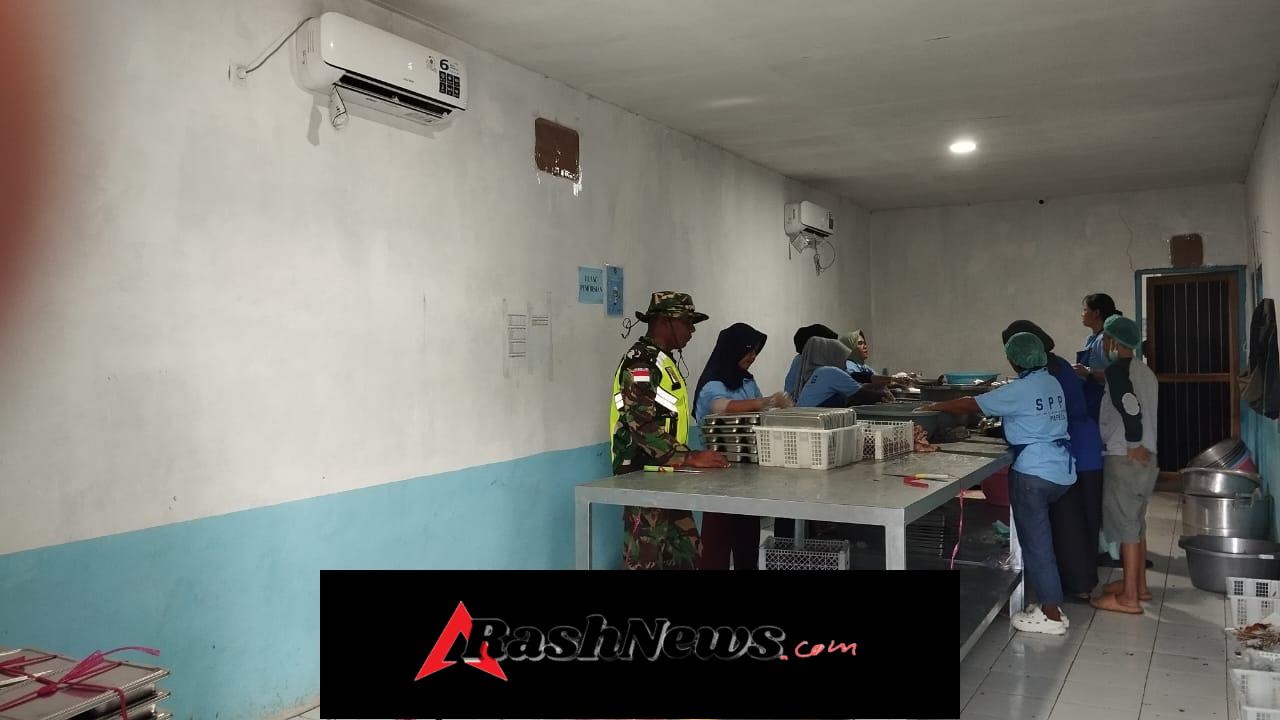 Babinsa Koramil 1627-02 Kawal Distribusi Makanan Bergizi Gratis di Kecamatan Rote Timur