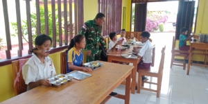 Program Makan Bergizi Gratis Berjalan Lancar, Babinsa Lakukan Monitoring di Lobalain