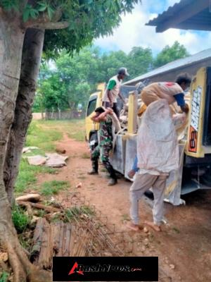 Babinsa Koramil 1627/RN Monitoring Pendistribusian Material KDKMP di Desa Lekunik