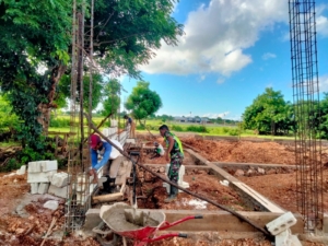 Pastikan Pekerjaan Aman dan Lancar, Babinsa Monitoring KDKMP di Kecamatan Lobalain