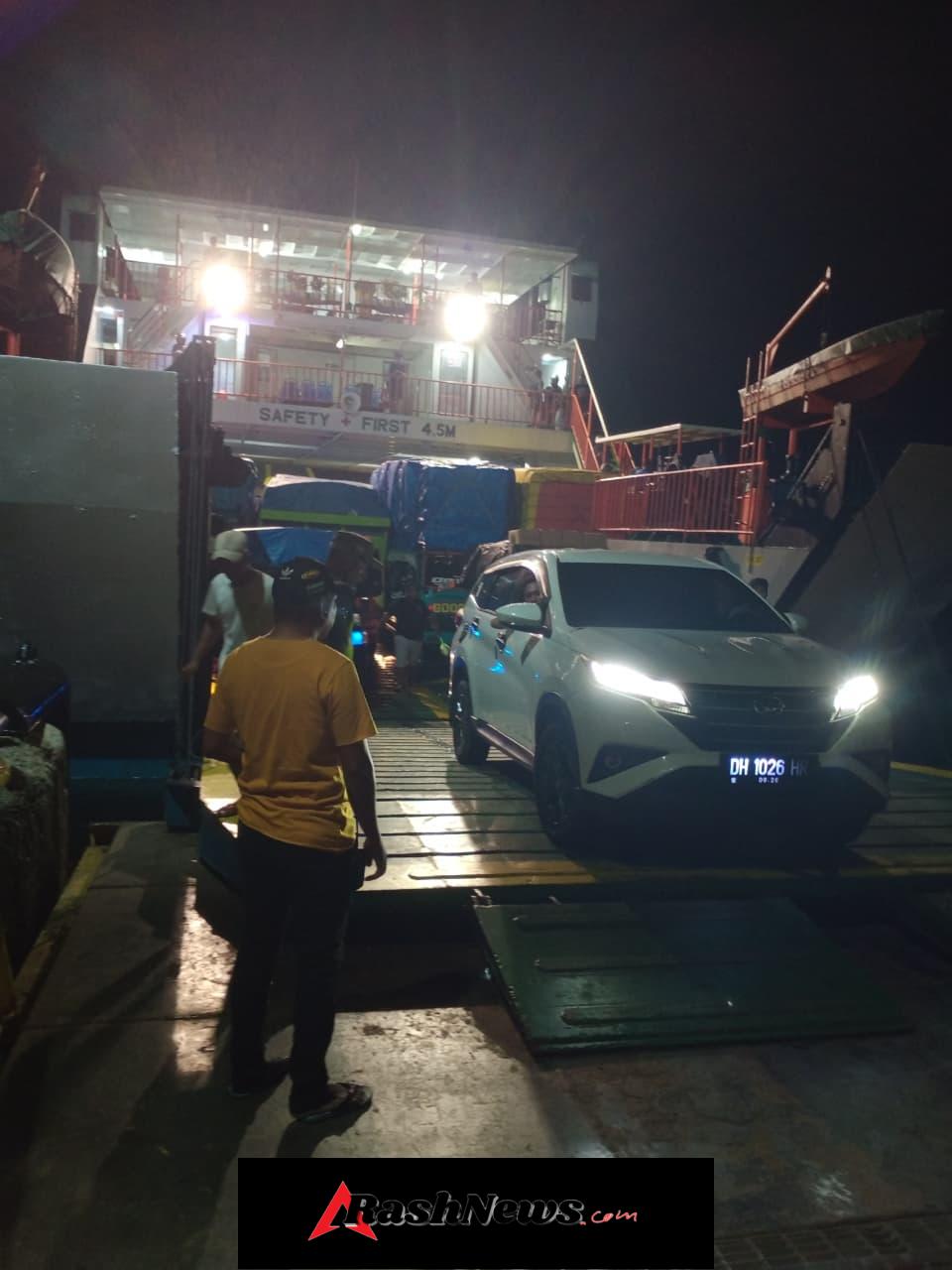 Babinsa Piket Koramil 1627/RN Pastikan Kedatangan Kapal Berjalan Aman dan Tertib