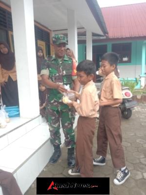 Program Makan Bergizi Gratis Hadir di SDN 2 Air Suning, Babinsa Turut Mendampingi