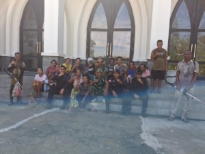 Babinsa Koramil Wedomu Serma Duarte Bersama Warga Gotong Royong Bersihkan Lingkungan Gereja
