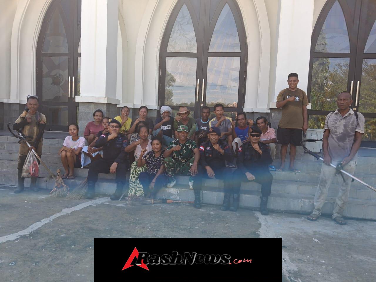 Babinsa Koramil Wedomu Serma Duarte Bersama Warga Gotong Royong Bersihkan Lingkungan Gereja
