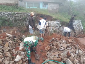 Babinsa Koramil Maurole Dampingi Warga dan Jaga Kondusivitas Wilayah Desa Detukeli
