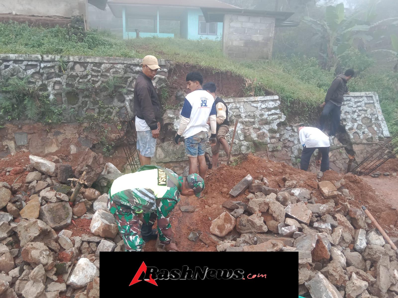 Babinsa Koramil Maurole Dampingi Warga dan Jaga Kondusivitas Wilayah Desa Detukeli