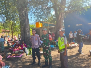 Pantau Pasar Barter Wulandoni, Babinsa Ciptakan Rasa Aman bagi Masyarakat