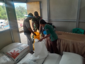 Babinsa Hadir di Tengah Masyarakat Saat Penyaluran Bantuan Beras