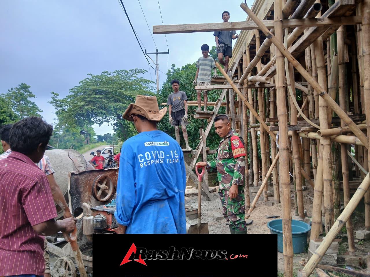 TNI dan Warga Bersinergi, Babinsa Sertu Arifudin Bantu Pembangunan Rumah Warga