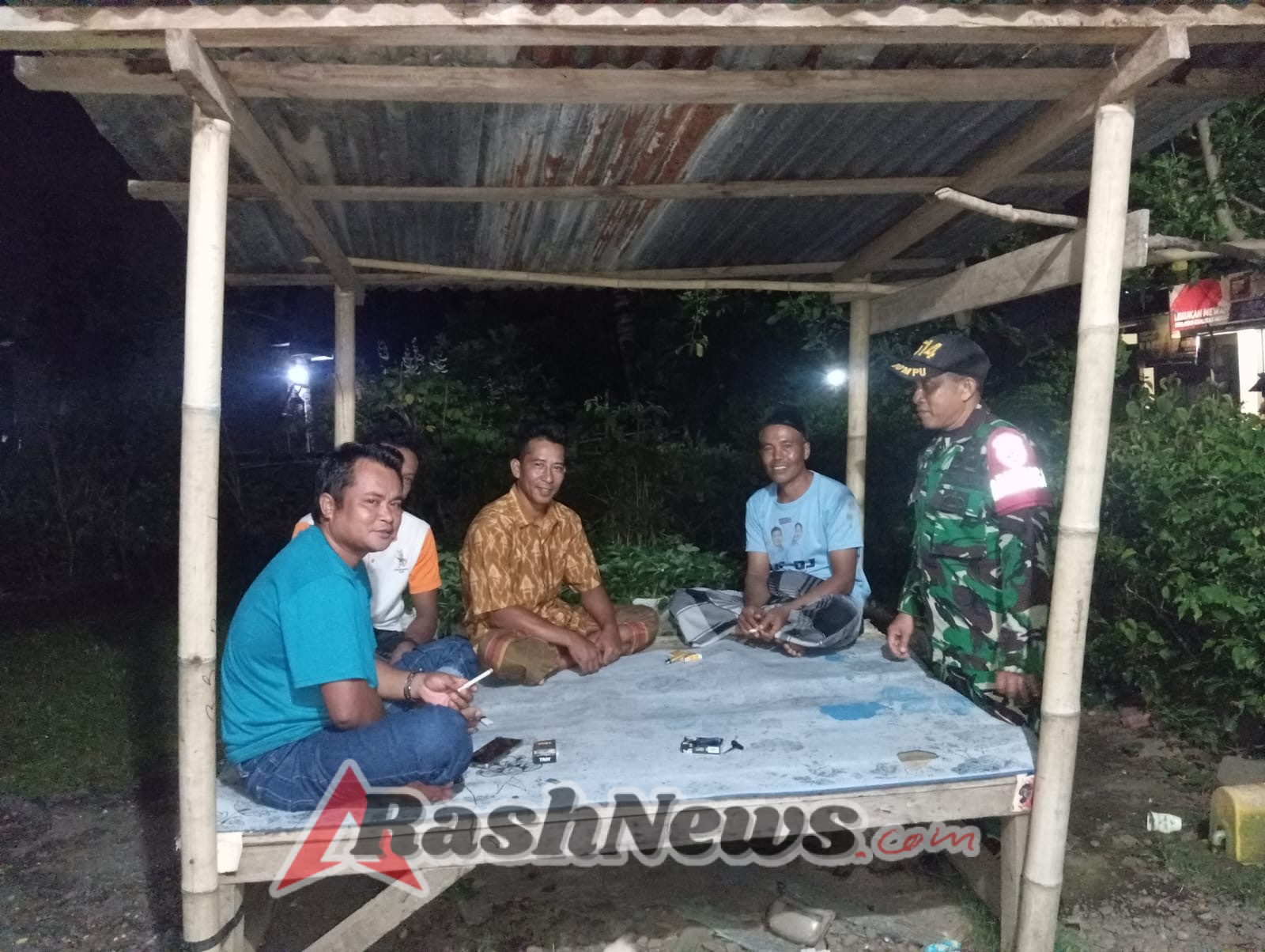 Babinsa Koramil Pekat Imbau Warga Waspada Saat Ronda Malam di Dusun Ointala Atas