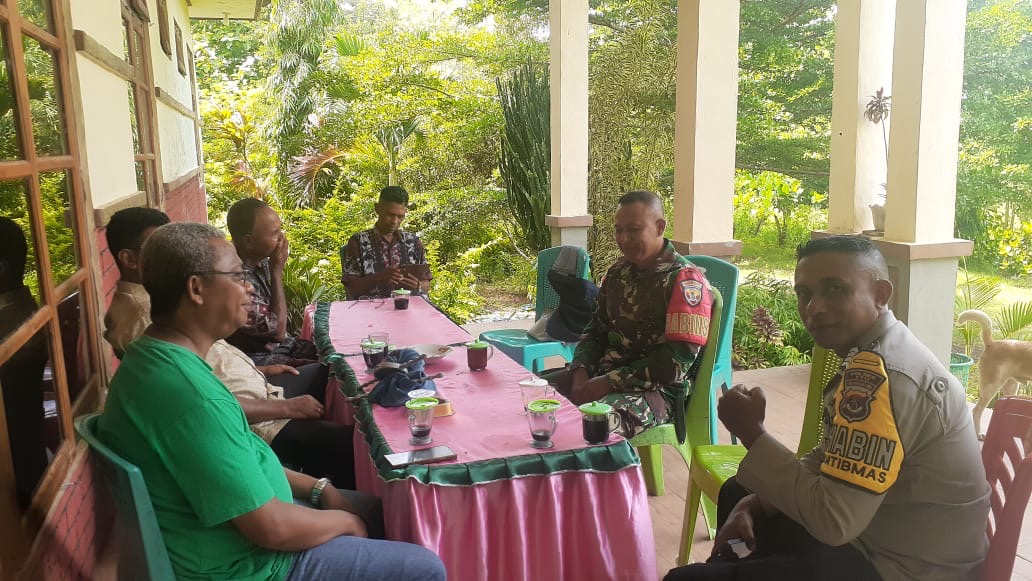 Dekat dengan Warga, Babinsa dan Bhabinkamtibmas Jaga Keamanan Desa Teba Timur