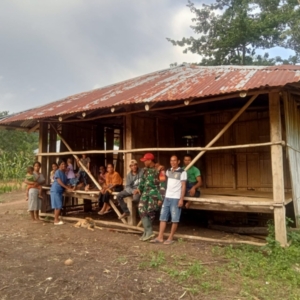 Komsos Babinsa di Desa Waikanabu, Tekankan Ketahanan Pangan dan Kebersihan Lingkungan