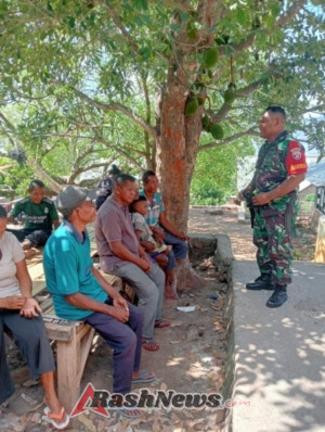 Babinsa Alor Barat Laut Perkuat Kepedulian Warga Lewat Komunikasi Sosial