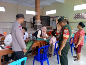 Bhabinkamtibmas Desa Saba Monitoring Posyandu Balita dan Lansia di Banjar Tengah Bonbiyu