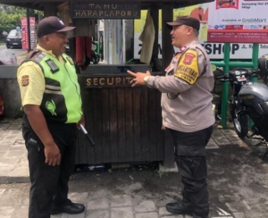 Sambangi Satpam, Bhabinkamtibmas Singakerta Sampaikan Pesan Kamtibmas