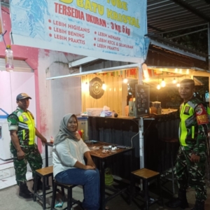 Melalui Patroli Malam, Babinsa Ajak Warga Aktifkan Siskamling