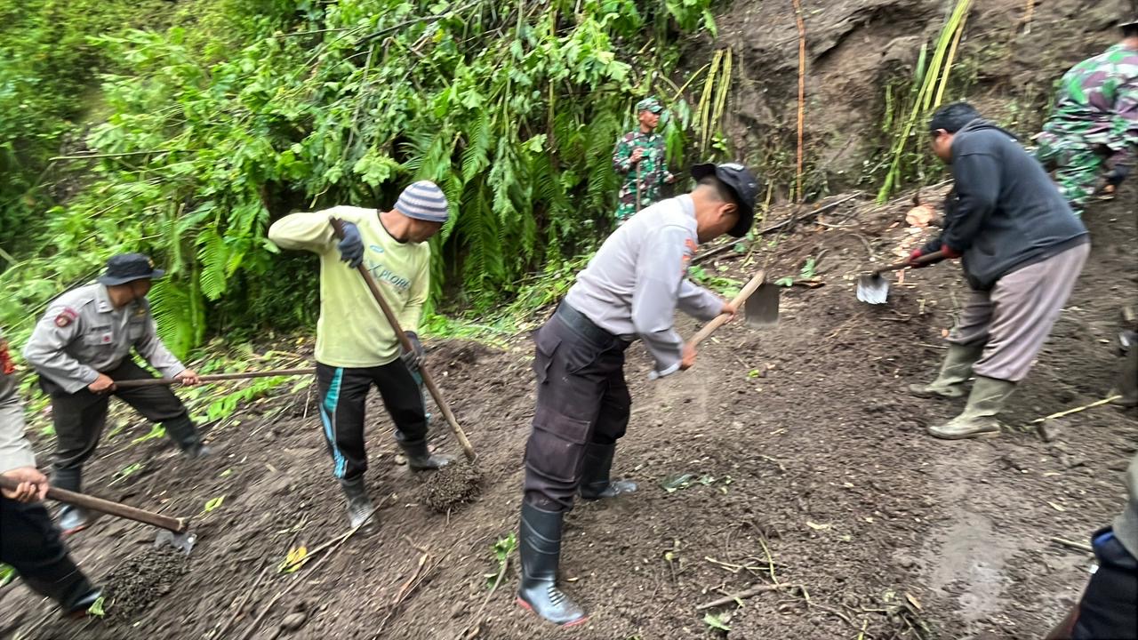 POLRES BANGLI GELAR GOTONG ROYONG PEMBERSIHAN MATERIAL TANAH LONGSOR DI KINTAMANI