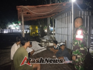 Cegah Kenakalan Remaja, Babinsa Karijawa Sambangi Pelajar Saat Ronda Malam