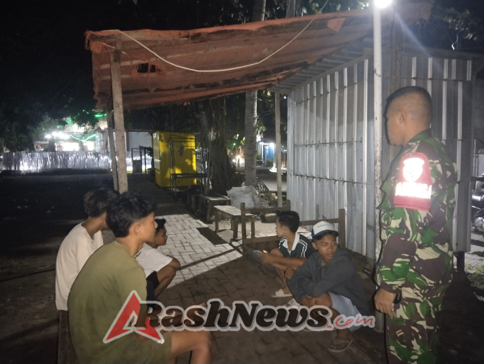 Cegah Kenakalan Remaja, Babinsa Karijawa Sambangi Pelajar Saat Ronda Malam