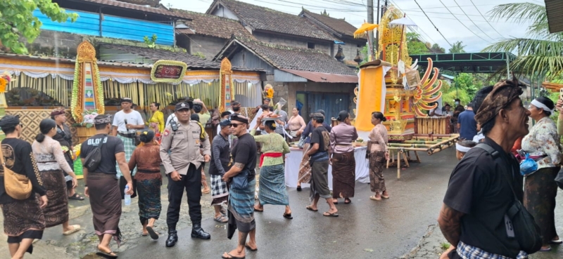 Lancarkan Upacara Ngaben Pawas Polsek Marga Pimpin Pengamanan Dan Pengaturan Arus Lalu Lintas