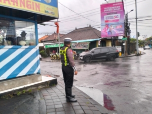 Polsek Kuta Utara Terus Berkomitmen Jaga Ketertiban Dan Keselamatan Masyarakat Di Jalan Raya